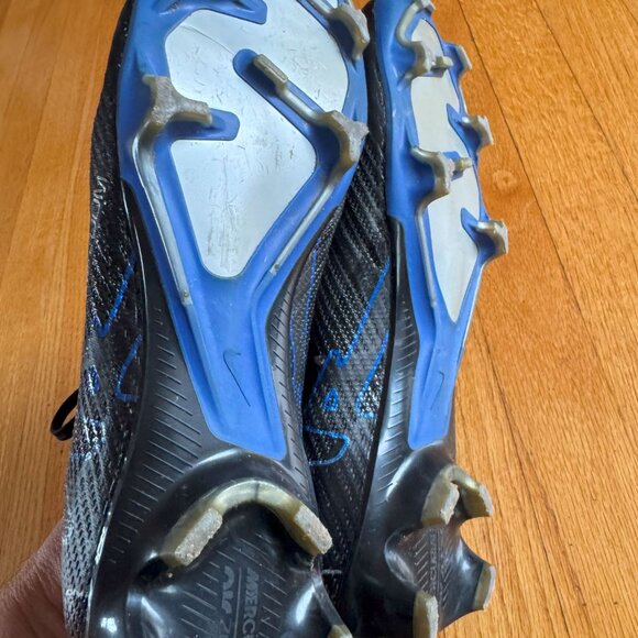 Nike soccer cleats - Picture 3 of 4